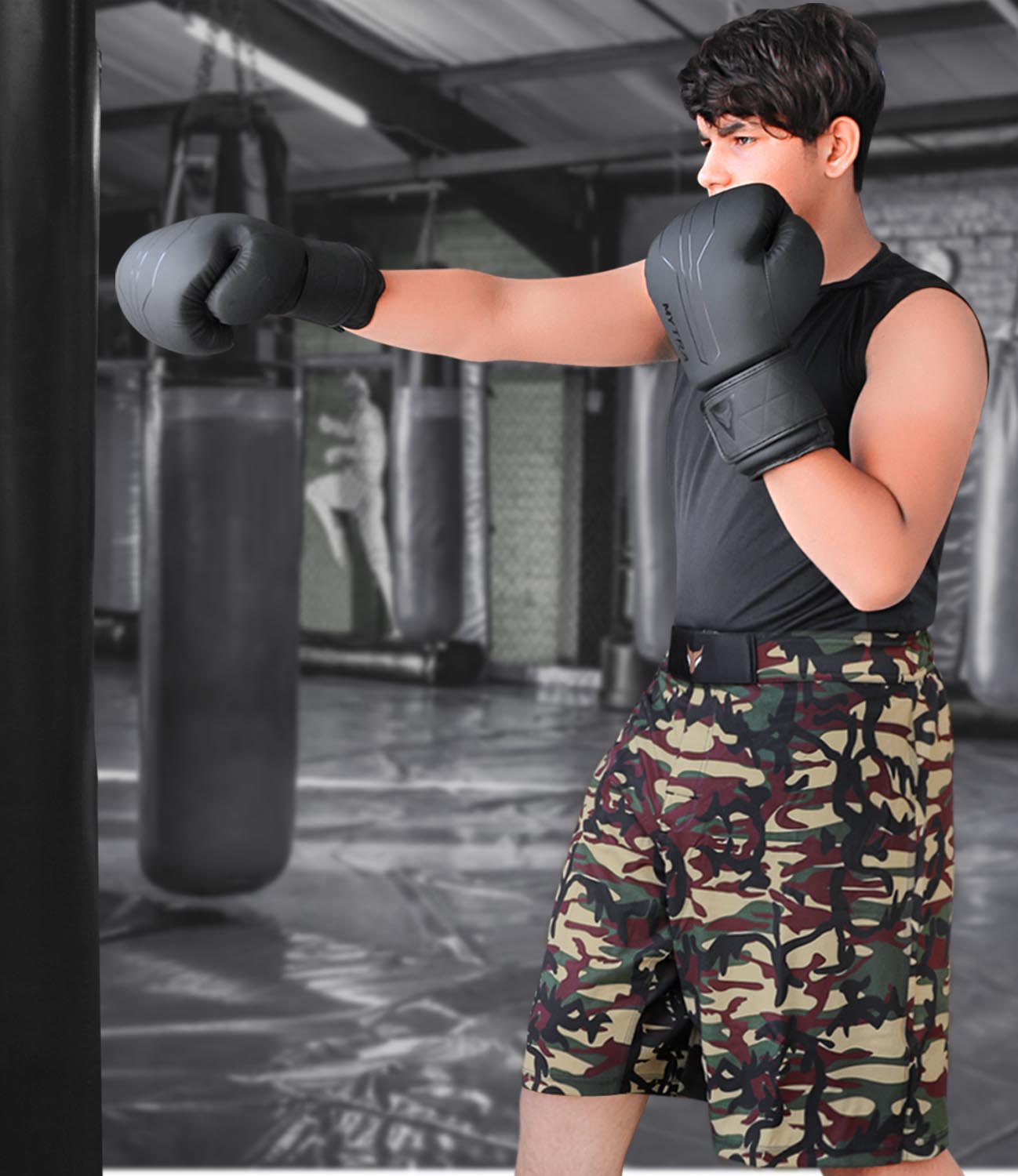 Analyzing image Model_Img-Mytra-Fusion-Boxing-Gloves-BS22-03-Black-ColorX